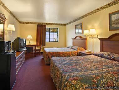 Super 8 By Wyndham Claremore Ok Buitenkant foto